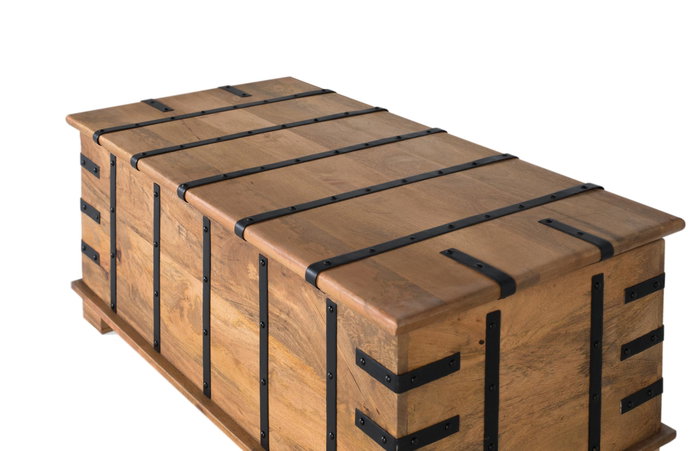 GINER Y COLOMER Mesa baúl de madera de mango con acabado natural y hierro